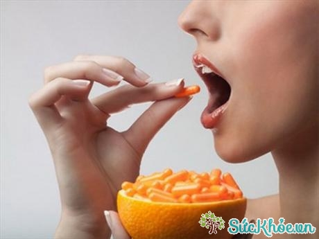 Vitamin C có thể chống lão hóa và làm sáng da vùng mắt