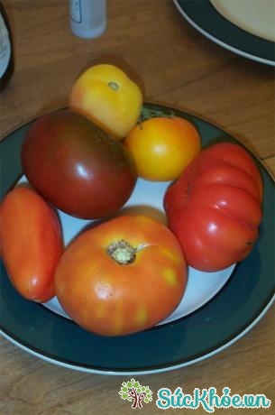 Cà chua chín tự nhiên có màu không đều nhau (Ảnh minh họa: Internet)