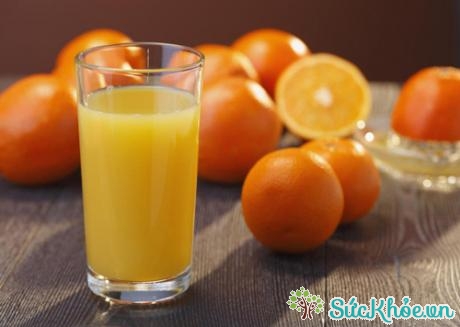 Nước cam rất giàu vitamin C, giúp tăng cường miễn dịch tự nhiên của cơ thể và gia tăng sức đề kháng chống lại vi khuẩn, vi rút. 