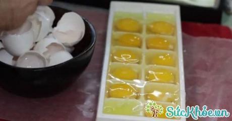 Bảo quản trứng đông lạnh trong khay làm đá