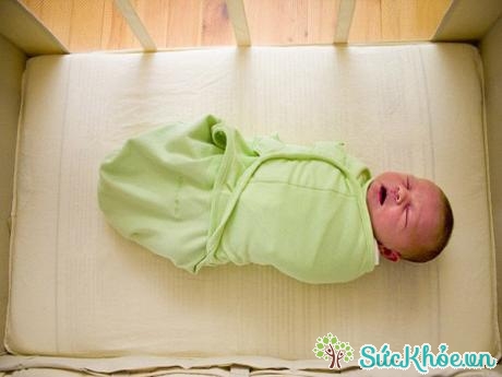 Quấn trẻ bằng khăn có thể ảnh hưởng tới xương và hệ hô hấp của trẻ
