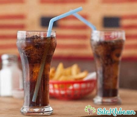 Thành phần của coca là đường và (CO2), nếu uống quá nhiều, sẽ khiến chất đường bám vào bề mặt răng, làm răng chuyển màu đen