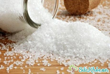 Muối chứa natri - một trong những nguyên nhân khiến quá trình bài tiết lượng canxi trong nước tiểu của thận bị quá tải