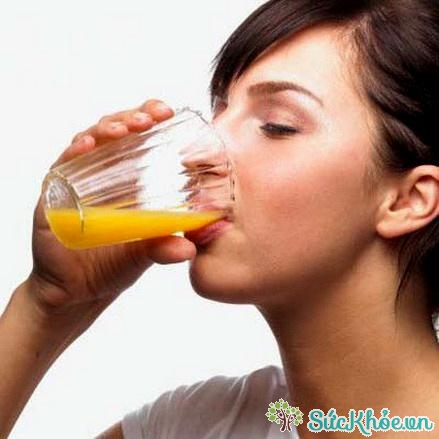 Vitamin C trong nước ép trái cây giúp phụ nữ có làn da mịn màng
