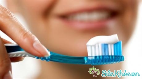 Khi đánh răng, bạn cảm thấy khó chịu ở cổ họng và dạ dày, có thể dẫn đến buồn nôn hoặc nôn