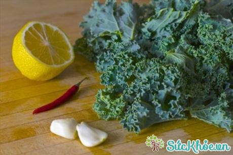 Chanh là loại thực phẩm cung cấp một lượng lớn vitamin C và cải xoăn là loại rau lá xanh rất giàu chất sắt