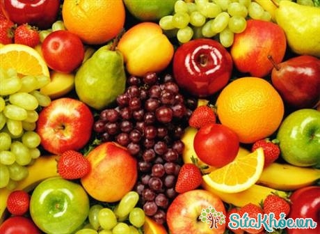 Cùng con ăn các thực phẩm tươi mới và ăn nhiều hoa quả sẽ là tấm gương tốt nhất tạo cho con thói quen ăn uống lành mạnh