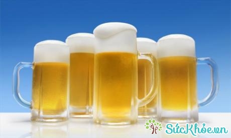 Bia rất giàu protein và vitamin có trong lúa mạch và hoa bia tự nhiên nên nó có chứa các chất dinh dưỡng giúp tóc phát triển khỏe mạnh