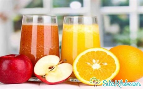 Cam và táo chứa nhiều vitamin C, điều tiết chất a-xít do rượu tạo ra 