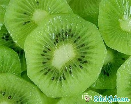 Với thành phần chứa nhiều lutein, trái kiwi đem lại cho phụ nữ làn da mịn màng và mái tóc mềm mượt, óng ả