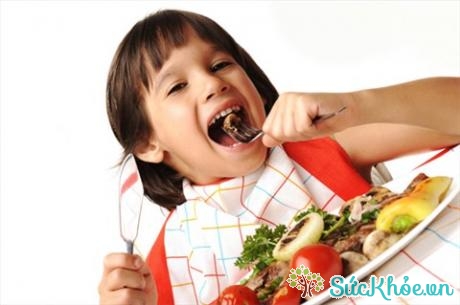 Cho trẻ ăn những thực phẩm có dinh dưỡng phù hợp với sức khỏe của trẻ bị HIV/AIDS