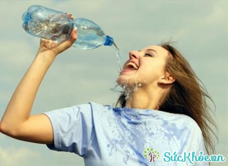 Uống nhiều nước trong 1 lần sẽ gây tình trạng loãng máu (Ảnh minh họa: Internet)