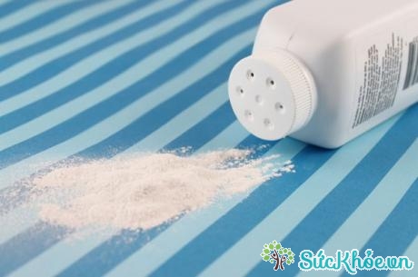 Bạn có thể dùng phấn rôm thơm mịn dành cho trẻ em để khử mùi hôi chân rất hiệu quả