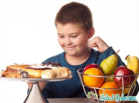 Trẻ em thích ăn đồ ngọt vì vậy cần phải cân bằng thực phẩm để tránh tình trạng béo phì thừa cân