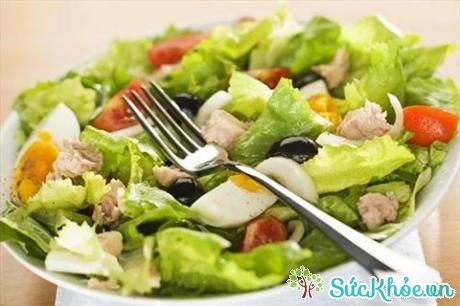 Bạn có thể làm món salad trộn rau diếp để ăn hàng ngày
