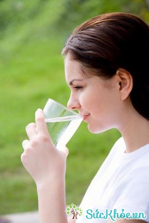 Uống nhiều nước cũng giúp phòng tránh bệnh táo bón và làm đẹp da