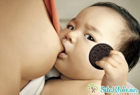 Sữa mẹ luôn là nguồn dinh dưỡng tuyệt vời giúp bé phát triển khỏe mạnh