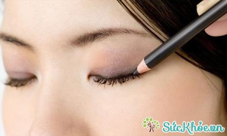 Kẻ mắt dạng kem, chì hoặc dạng lỏng nên được thay sau ba tháng sử dụng