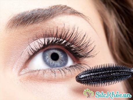 Không nên dùng chung mascara bởi chúng có thể khiến bạn đau mắt và lây lan các bệnh liên quan đến mắt