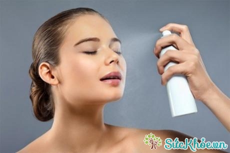 Xịt khoáng giúp bạn bảo vệ lớp makeup ban đầu mà còn tạo 1 màn sương giữ ẩm tái tạo da hiệu quả