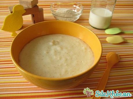 Các loại bột ăn dặm hoặc thức ăn dặm làm sẵn dành cho bé từ 4 tháng tuổi trên thị trường có thành phần chứa nhiều gia vị, đặc biệt đường hoặc muối