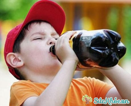 Nếu uống nhiều nước ngọt có ga sẽ làm cho trẻ biếng ăn