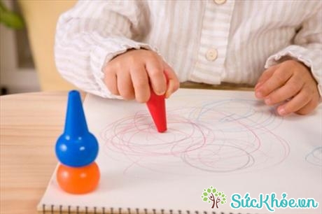 Màu vẽ là một cách giúp trẻ phát triển giác quan rất tốt (Ảnh minh họa: Internet)
