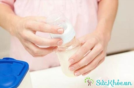 Bố mẹ không nên pha sữa với nước cơm hoặc cháo (Ảnh minh họa: Internet)