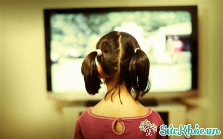 Bố mẹ nên hạn chế tối đa việc cho trẻ nhỏ xem ti vi và sử dụng các thiết bị công nghệ