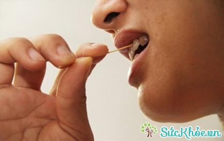 Nhiều người có thói quen xỉa răng sau ăn