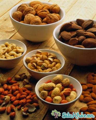 Các loại hạt điều, hạnh nhân là thực phẩm giúp bạn ăn ít hơn