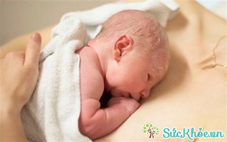 Mẹ mới sinh mổ cần chú ý chăm sóc sức khỏe để không ảnh hưởng đến cho con bú (Ảnh minh họa: Internet)