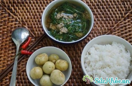 Thói quen vô cùng phổ biến của người Việt từ xưa đến nay ít ai từ bỏ được chính là việc ăn cơm chan canh.