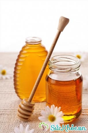 Hòa mật ong với nước nguội theo tỉ lệ 1:3 và dùng để rửa mặt 1 lần/tuần