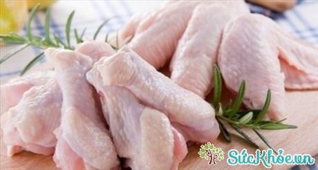 Thịt gà là món ăn thân thuộc trong mâm cơm người Việt