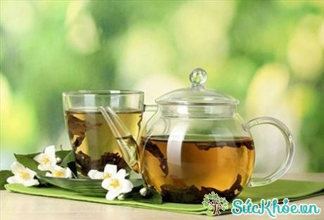 Lượng axit tannic trong nước trà để lâu sẽ tăng lên, gây bất lợi đối với người bị bệnh gút và bệnh tăng axit uric.