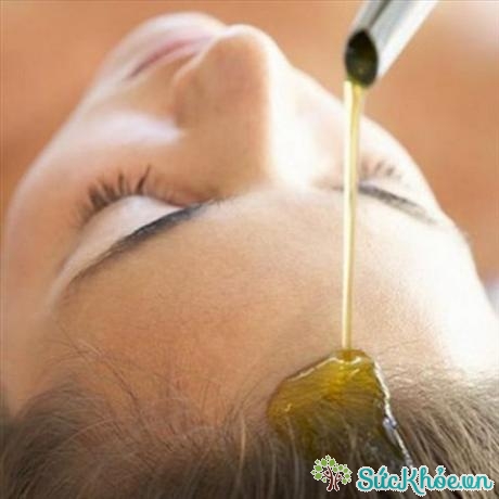Dầu olive có thể phát huy được cùng lúc 2 tác dụng: dưỡng ẩm cho tóc và trị gàu