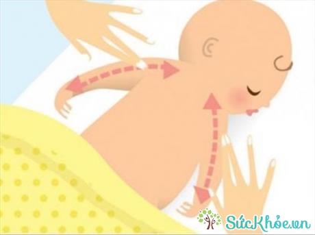 Các bước mát-xa giúp bé sơ sinh ăn ngoan, ngủ tốt - ảnh 7