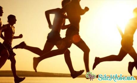 Đi bộ, chạy bộ, đạp xe, bơi lội, yoga là những môn thể thao được khuyến khích đối với người mắc chứng táo bón