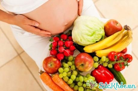 Một chế độ ăn lành mạnh sẽ giúp mẹ bầu giảm đáng kể chứng sưng, phù khi mang thai (Ảnh: Internet)
