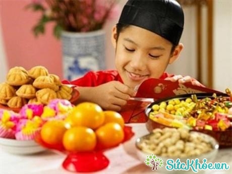 Ngày Tết, trẻ ăn nhiều đồ ngọt hoặc nhiều thức ăn dễ bị rối loạn tiêu hóa (Ảnh minh họa: Internet)