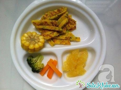 Một bữa ăn có đủ cà rốt, bông cải xanh hấp và ngô ngọt của bé ăn dặm BLW. 