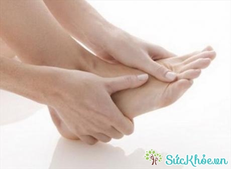 Những triệu chứng phổ biến của bệnh gút là đau ngón chân cái (Ảnh minh họa: Internet)