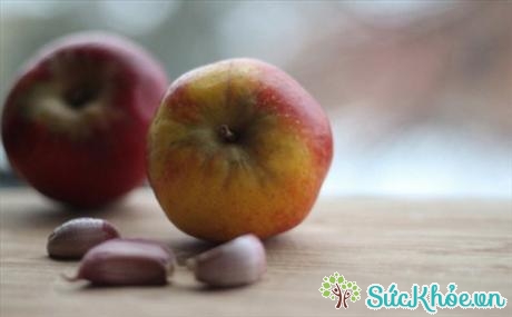 Ăn 1 miếng táo sau khi ăn đồ ăn chứa tỏi sẽ giúp bạn loại trừ kha khá mùi hôi do tỏi gây ra đấy! 