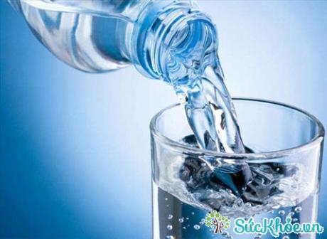 Uống nước là biện pháp phòng ngừa sốc nhiệt thiết yếu trong những tháng mùa hè