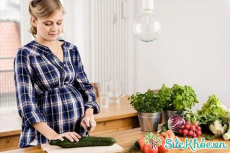 Phụ nữ mang thai nên ăn nhiều rau để tránh táo bón