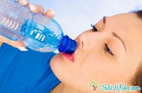 Nước sẽ giúp lọc các chất độc ra ngoài cơ thể nhanh hơn và cùng lúc làm sạch âm đạo