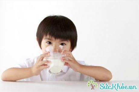 Trẻ trên một tuổi nên tập uống sữa bằng cốc thay vì bú bình để không ảnh hưởng tới răng