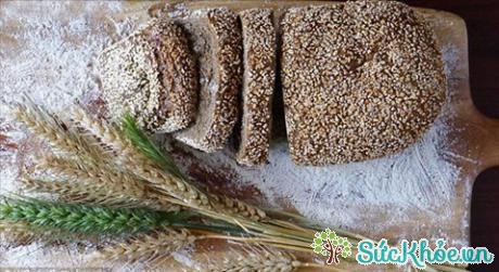 Những loại ngũ cốc nguyên hạt như bánh mỳ đen, cơm gạo lứt… giúp bạn duy trì cân nặng