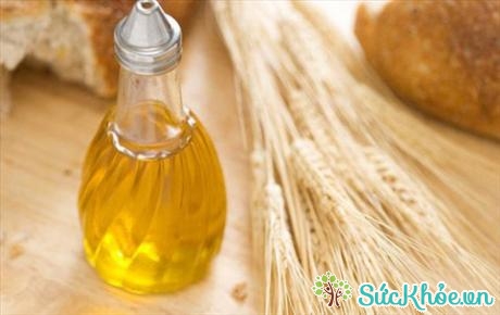 Một muỗng canh dầu có nguồn gốc từ mầm lúa mì là một trong những nguồn cung cấp vitamin E tuyệt vời.